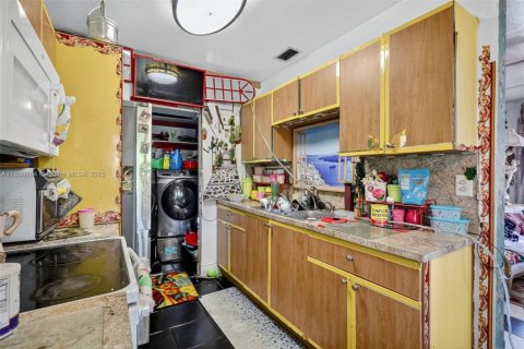 House in Miami, Florida 2 bedrooms, 108.32 sq.m. № 2276845 - photo 10