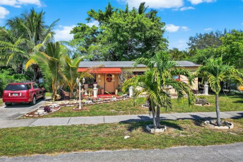 House in Miami, Florida 2 bedrooms, 108.32 sq.m. № 2276845 - photo 18