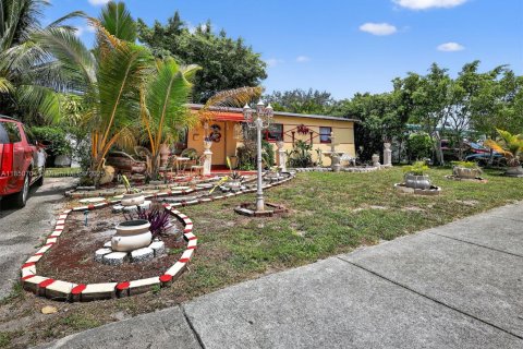 House in Miami, Florida 2 bedrooms, 108.32 sq.m. № 2276845 - photo 2