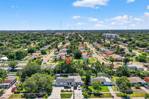 House in Miami, Florida 2 bedrooms, 108.32 sq.m. № 2276845 - photo 26