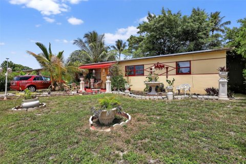 House in Miami, Florida 2 bedrooms, 108.32 sq.m. № 2276845 - photo 3