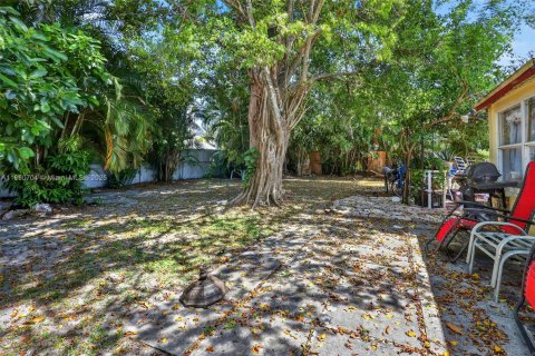 House in Miami, Florida 2 bedrooms, 108.32 sq.m. № 2276845 - photo 16