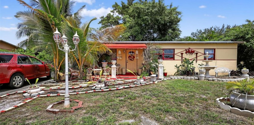 House in Miami, Florida 2 bedrooms, 108.32 sq.m. № 2276845