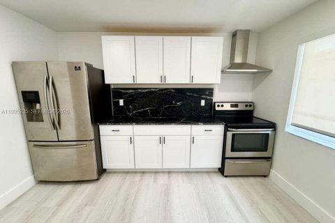 House in Hialeah, Florida 2 bedrooms, 138.61 sq.m. № 2060723 - photo 5