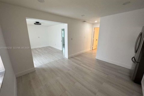 House in Hialeah, Florida 2 bedrooms, 138.61 sq.m. № 2060723 - photo 20