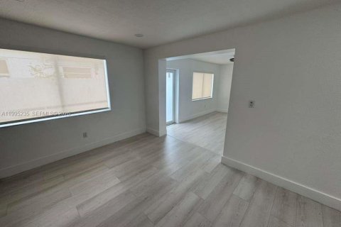 House in Hialeah, Florida 2 bedrooms, 138.61 sq.m. № 2060723 - photo 24