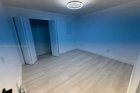 House in Hialeah, Florida 2 bedrooms, 138.61 sq.m. № 2060723 - photo 23