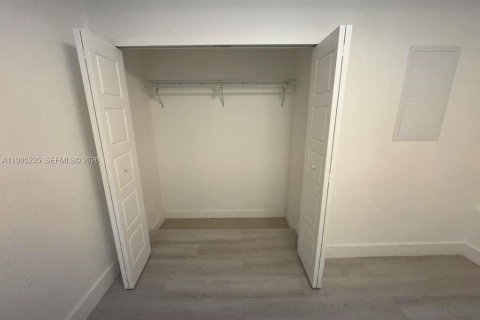 House in Hialeah, Florida 2 bedrooms, 138.61 sq.m. № 2060723 - photo 22