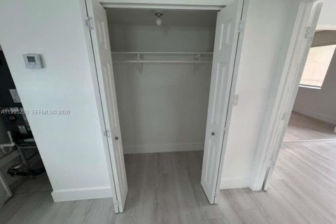 House in Hialeah, Florida 2 bedrooms, 138.61 sq.m. № 2060723 - photo 9