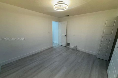 House in Hialeah, Florida 2 bedrooms, 138.61 sq.m. № 2060723 - photo 25