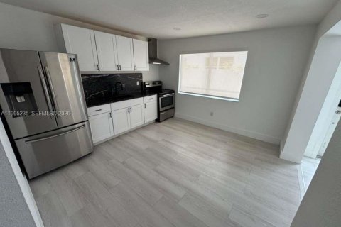 House in Hialeah, Florida 2 bedrooms, 138.61 sq.m. № 2060723 - photo 12