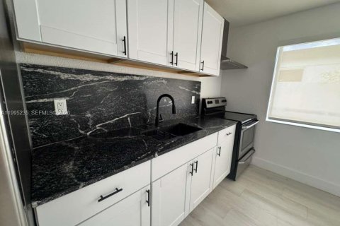 House in Hialeah, Florida 2 bedrooms, 138.61 sq.m. № 2060723 - photo 17