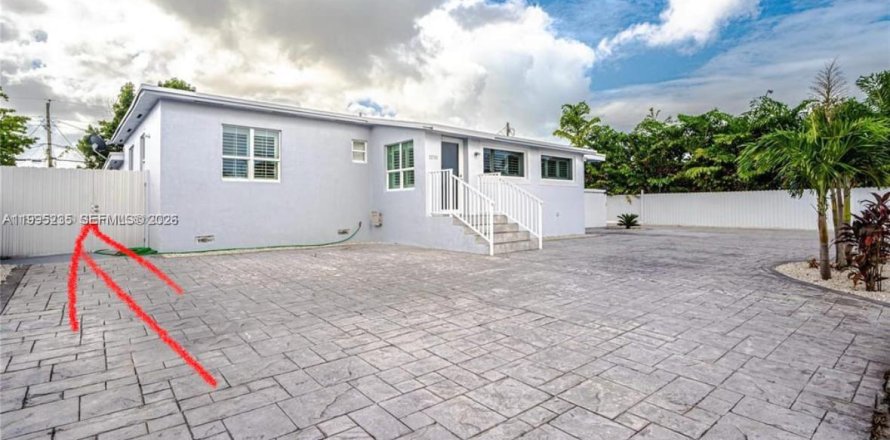 House in Hialeah, Florida 2 bedrooms, 138.61 sq.m. № 2060723