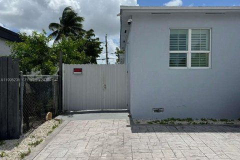 House in Hialeah, Florida 2 bedrooms, 138.61 sq.m. № 2060723 - photo 2