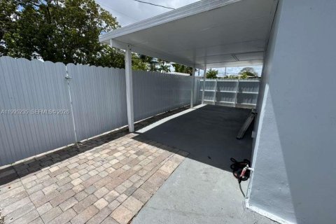 House in Hialeah, Florida 2 bedrooms, 138.61 sq.m. № 2060723 - photo 10