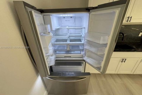 House in Hialeah, Florida 2 bedrooms, 138.61 sq.m. № 2060723 - photo 14