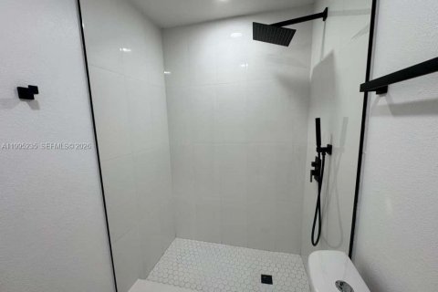 House in Hialeah, Florida 2 bedrooms, 138.61 sq.m. № 2060723 - photo 21