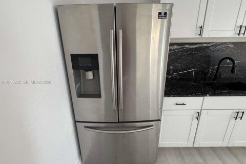 House in Hialeah, Florida 2 bedrooms, 138.61 sq.m. № 2060723 - photo 15