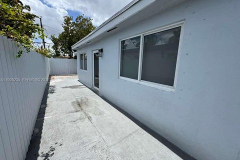 House in Hialeah, Florida 2 bedrooms, 138.61 sq.m. № 2060723 - photo 3