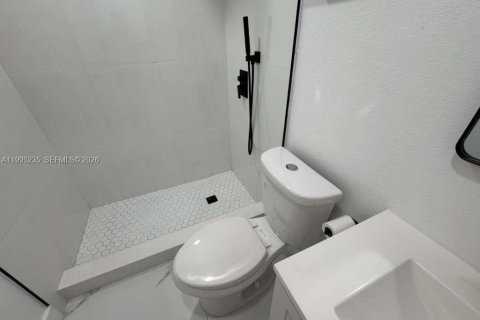 House in Hialeah, Florida 2 bedrooms, 138.61 sq.m. № 2060723 - photo 18