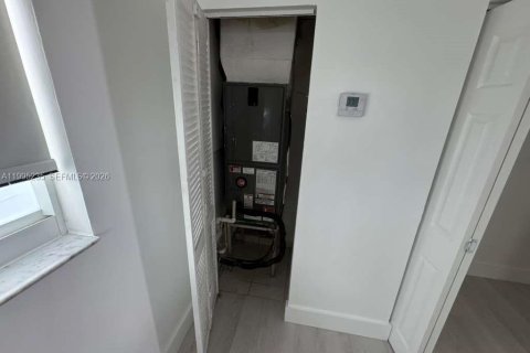 House in Hialeah, Florida 2 bedrooms, 138.61 sq.m. № 2060723 - photo 11