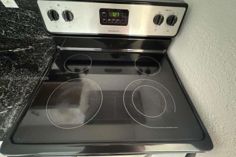 House in Hialeah, Florida 2 bedrooms, 138.61 sq.m. № 2060723 - photo 16