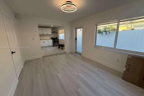 House in Hialeah, Florida 2 bedrooms, 138.61 sq.m. № 2060723 - photo 4