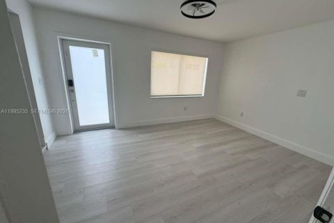 House in Hialeah, Florida 2 bedrooms, 138.61 sq.m. № 2060723 - photo 7