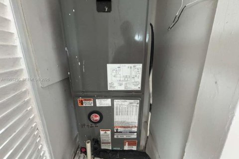 House in Hialeah, Florida 2 bedrooms, 138.61 sq.m. № 2060723 - photo 13