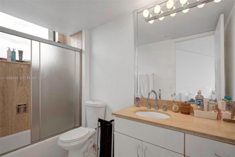 Copropriété à louer à Bay Harbor Islands, Floride: 2 chambres, 148.64 m2 № 1996425 - photo 13