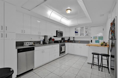 Copropriété à louer à Bay Harbor Islands, Floride: 2 chambres, 148.64 m2 № 1996425 - photo 5