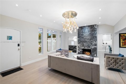 House in Miami Shores, Florida 4 bedrooms, 234.21 sq.m. № 1887205 - photo 8