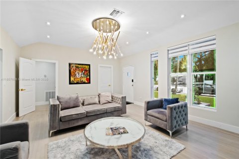 House in Miami Shores, Florida 4 bedrooms, 234.21 sq.m. № 1887205 - photo 16