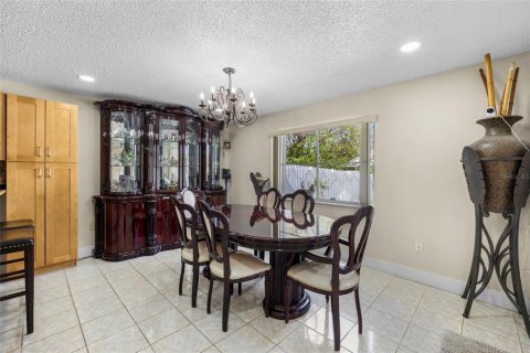 House in Miami, Florida 3 bedrooms, 157.93 sq.m. № 2219561 - photo 15