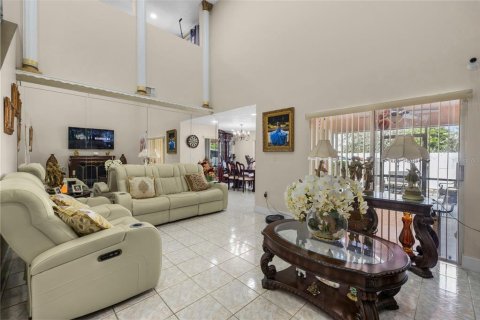House in Miami, Florida 3 bedrooms, 157.93 sq.m. № 2219561 - photo 12