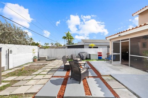 House in Miami, Florida 3 bedrooms, 157.93 sq.m. № 2219561 - photo 29