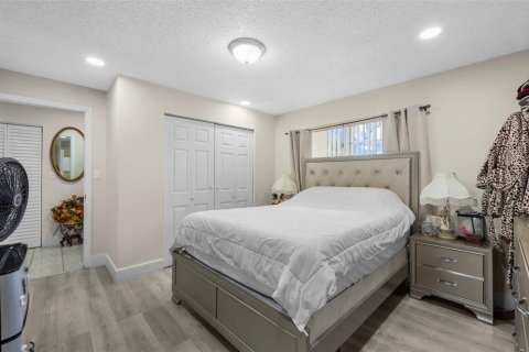 House in Miami, Florida 3 bedrooms, 157.93 sq.m. № 2219561 - photo 8