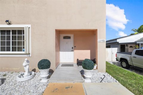 House in Miami, Florida 3 bedrooms, 157.93 sq.m. № 2219561 - photo 4