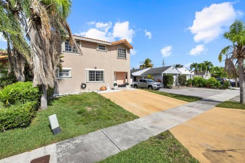 House in Miami, Florida 3 bedrooms, 157.93 sq.m. № 2219561