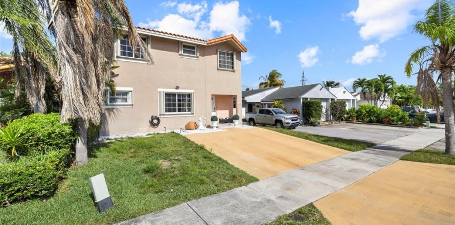 House in Miami, Florida 3 bedrooms, 157.93 sq.m. № 2219561