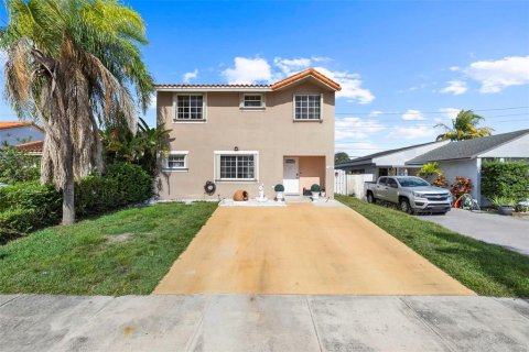 House in Miami, Florida 3 bedrooms, 157.93 sq.m. № 2219561 - photo 2