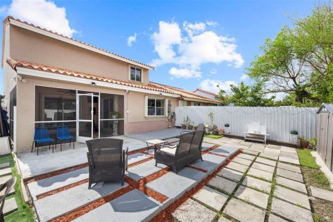 House in Miami, Florida 3 bedrooms, 157.93 sq.m. № 2219561 - photo 30