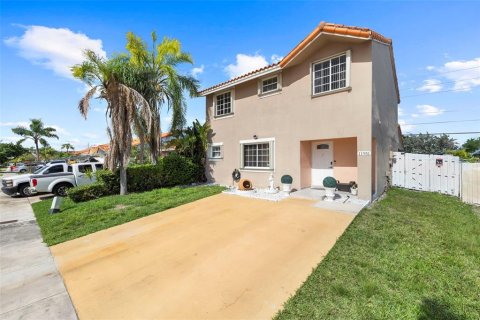 House in Miami, Florida 3 bedrooms, 157.93 sq.m. № 2219561 - photo 3