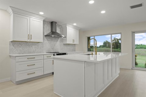 Condo in Sun City Center, Florida, 2 bedrooms  № 2210126 - photo 8