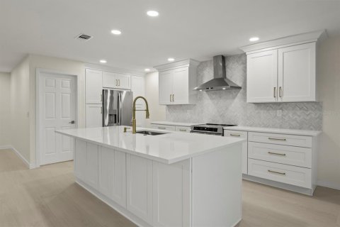 Condo in Sun City Center, Florida, 2 bedrooms  № 2210126 - photo 7