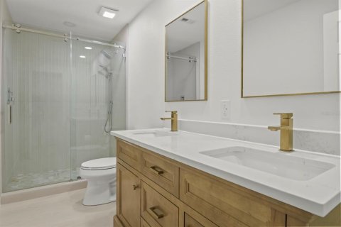 Condo in Sun City Center, Florida, 2 bedrooms  № 2210126 - photo 18