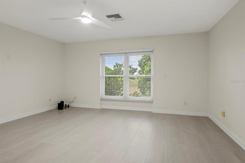 Condo in Sun City Center, Florida, 2 bedrooms  № 2210126 - photo 16