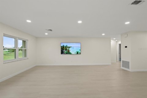Condo in Sun City Center, Florida, 2 bedrooms  № 2210126 - photo 11