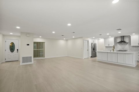 Condo in Sun City Center, Florida, 2 bedrooms  № 2210126 - photo 3