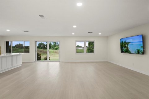 Condo in Sun City Center, Florida, 2 bedrooms  № 2210126 - photo 9
